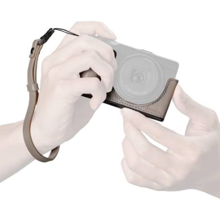 SmallRig 5677 - skórzany zestaw, półfuterał/etui/case z paskiem na nadgarstek do Ricoh GR IV/GR III/GR IIIx/GR III HDF/GR IIIx HDF (szary) - przykład użycia